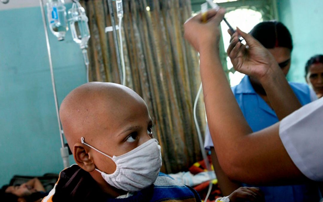 Óscar, un niño de 8 años con leucemia y sin acceso a sus medicamentos